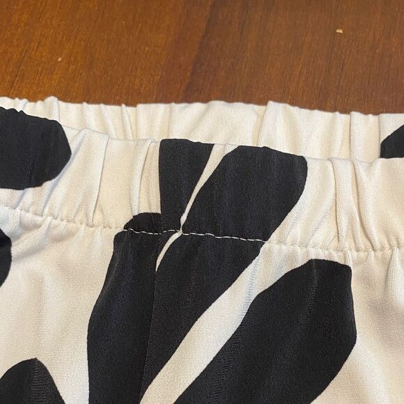 Chico’s Black and White Leaf Print Wide Leg Pant - Picture 5 of 5